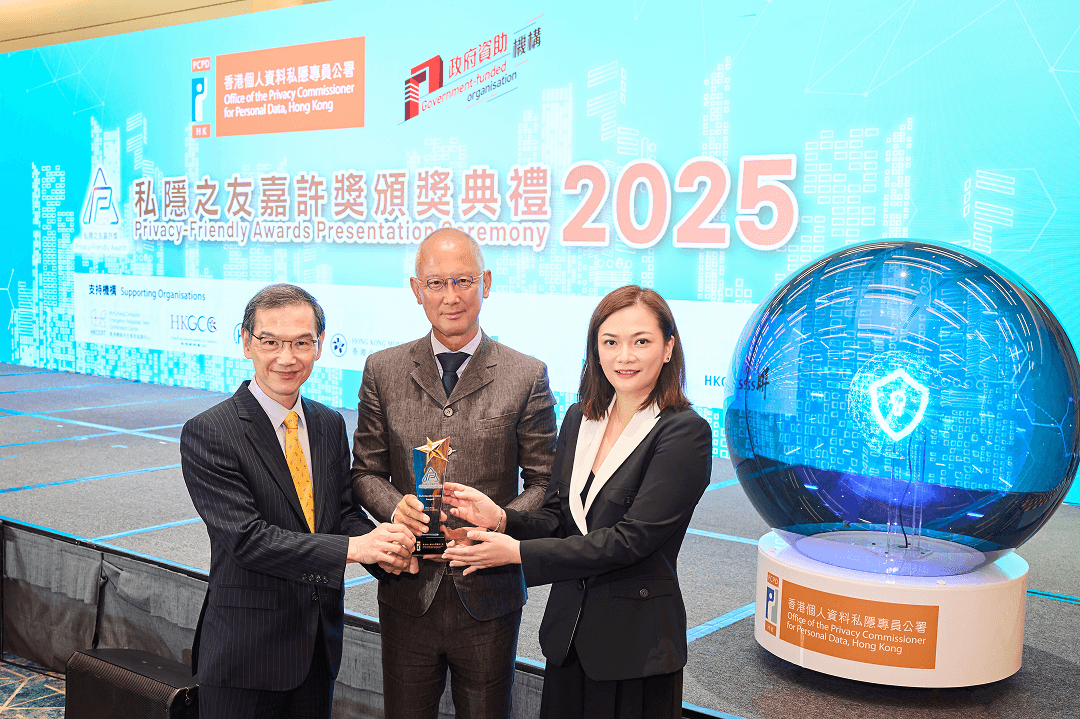 圖2_基因組中心董事局主席蔡永忠先生（圖中）、行政總裁羅思偉醫生（圖左）及營運主管（科學事務）朱梓慧博士（圖右）出席頒獎典禮，共賀殊榮。 1_98764.png